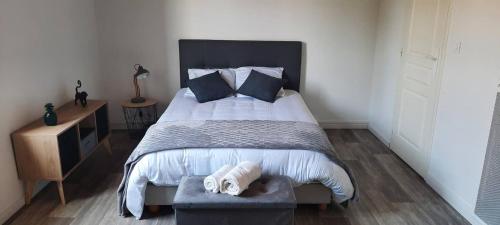 une chambre avec un grand lit et une chaise dans l'établissement appartement avec 2 suites parentales, à Angoulême