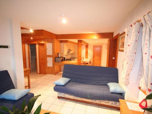 un salon avec un canapé bleu et une cuisine dans l'établissement Châtel: Appt 4 pièces, 3 ch, 2 sdb, Wi-Fi, animaux admis, parking - FR-1-676-129, à Châtel