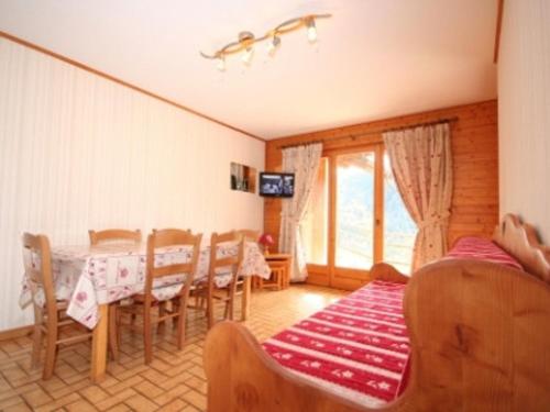 une salle à manger avec une table et des chaises dans l'établissement Appartement Châtel 5 pers, Terrasse, Animal admis - FR-1-676-77, à Châtel