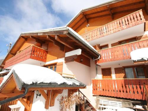 une maison avec de la neige sur les balcons dans l'établissement Appartement Châtel 5 pers, Terrasse, Animal admis - FR-1-676-77, à Châtel