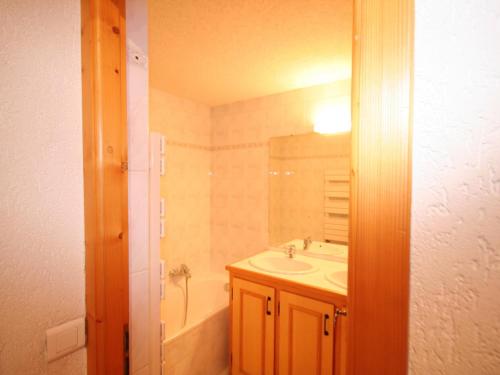 a bathroom with a sink and a tub and a mirror at Châtel: Appt 4 pièces, 3 ch, 2 sdb, Wi-Fi, animaux admis, parking - FR-1-676-129 in Châtel