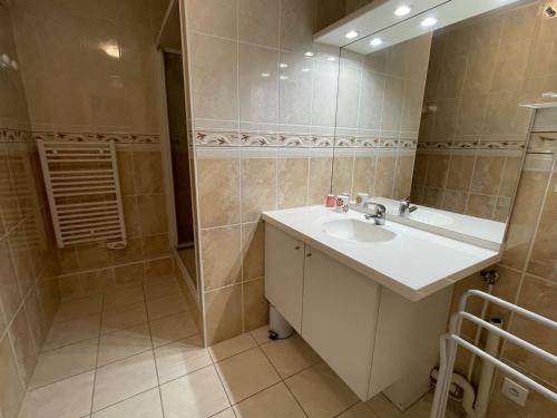 Koupelna v ubytování T3 à Sarzeau : Terrasse, Ascenseur, Parking, Internet - FR-1-775-3