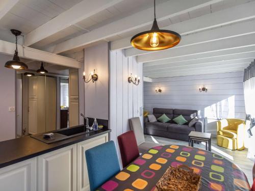 une cuisine et un salon avec une table et un canapé dans l'établissement Appartement T3 avec petite terrasse, 2 chambres, parking à Cauterets - FR-1-401-313, à Cauterets