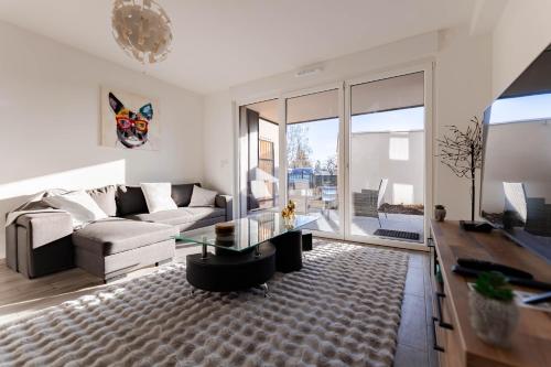 un salon avec un canapé et une table dans l'établissement Les Jardins de la Semm - Parking et Jardin, à Colmar