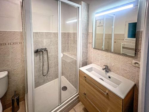 une salle de bain avec une douche, un lavabo et des toilettes dans l'établissement Étel - Maison rénovée 3 pièces cosy avec WiFi - FR-1-479-224, à Étel