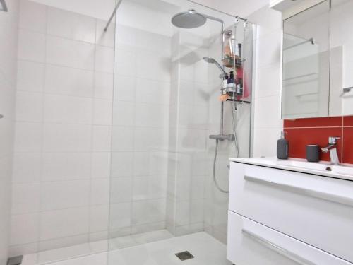 une salle de bain blanche avec une douche et un lavabo dans l'établissement Villa T3 Banyuls-sur-Mer, terrasses, garage - FR-1-309-498, à Banyuls-sur-Mer