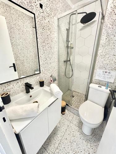 une salle de bains avec toilettes, lavabo et douche dans l'établissement Studio devant la gare Saint-Charles, à Marseille