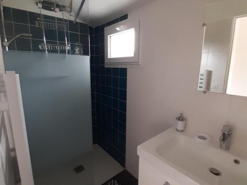 une salle de bain avec un lavabo et une douche dans l'établissement Maison proche plage, animaux admis, 8 pers à La Guérinière - FR-1-823-142, à La Guérinière