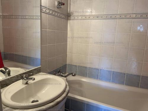 a bathroom with a sink and a bath tub at Appartement T3 avec garage, proche des pistes, 6 couchages - FR-1-295-205 in Les Angles