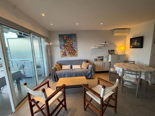 un salon avec un canapé et une table dans l'établissement Appartement 3 chambres avec piscine au centre-ville - FR-1-100-351, à Cavalaire-sur-Mer