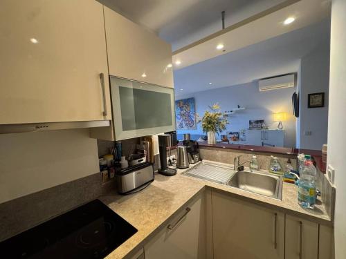 une cuisine avec un évier et un plan de travail dans l'établissement Appartement 3 chambres avec piscine au centre-ville - FR-1-100-351, à Cavalaire-sur-Mer