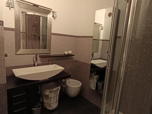 une salle de bain avec un lavabo, des toilettes et un miroir dans l'établissement Studio rénové 4 pers proche pistes et commerces - FR-1-445-218, à Montgenèvre
