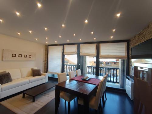 un salon avec un canapé et une table dans l'établissement Studio rénové 4 pers proche pistes et commerces - FR-1-445-218, à Montgenèvre