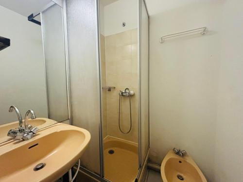 une salle de bain avec une douche, un lavabo et des toilettes dans l'établissement Appartement T2 à Argelès-sur-Mer avec loggia, 4 couchages et piscine - FR-1-309-499, à Argelès-sur-Mer