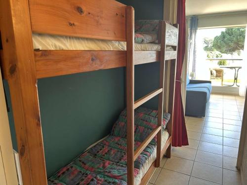 quelques lits superposés dans une chambre dans l'établissement Studio cabine climatisé, piscine, 4 couchages, Port Camargue - FR-1-250-302, au Grau-du-Roi