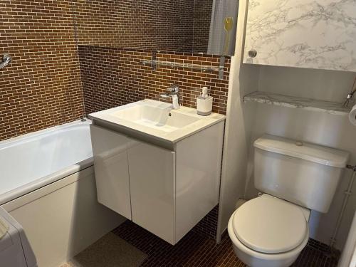 une salle de bain avec un lavabo blanc et des toilettes dans l'établissement Studio cabine climatisé, piscine, 4 couchages, Port Camargue - FR-1-250-302, au Grau-du-Roi