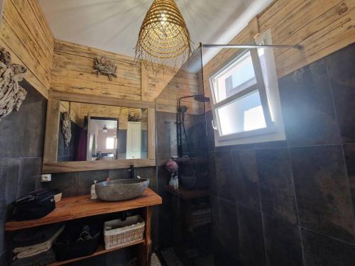 une salle de bain avec un lavabo et un miroir dans l'établissement Charmante maison de village au calme - Animaux admis - FR-1-100-349, à Cavalaire-sur-Mer