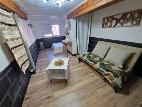 un salon avec un lit et une table dans l'établissement Charmante maison de village au calme - Animaux admis - FR-1-100-349, à Cavalaire-sur-Mer