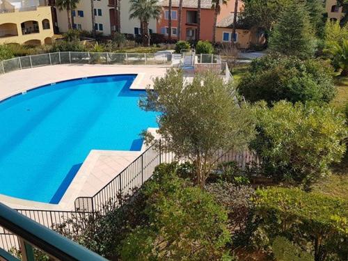 Photo de la galerie de l'établissement Appartement 3 chambres avec terrasse, piscine et tennis, climatisé - FR-1-100-350, à Cavalaire-sur-Mer