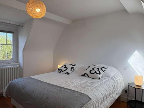 - une chambre blanche avec un lit et des oreillers dans l'établissement Maison de charme à Perros-Guirec, proche plage - FR-1-542-69, à Perros-Guirec