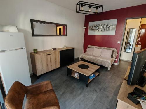 un salon avec un canapé et une table dans l'établissement Appartement moderne 2 chambres, proche plage et parking privatif - FR-1-732-104, à Argelès-sur-Mer