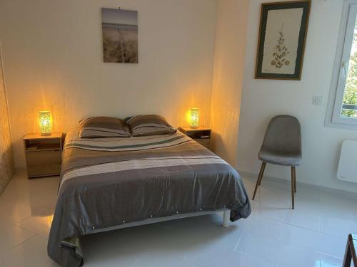 - une chambre avec un lit, deux lampes et une chaise dans l'établissement Appartement moderne à Saint-Raphaël, 2 chambres - FR-1-226A-204, à Saint-Raphaël