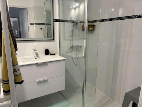 une salle de bain blanche avec une douche et un lavabo dans l'établissement Appartement moderne à Saint-Raphaël, 2 chambres - FR-1-226A-204, à Saint-Raphaël