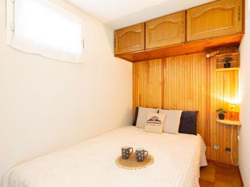 - une chambre avec un lit doté de 2 bols dans l'établissement Appartement calme près du centre Saint-Lary, 700m du téléphérique, 5 pers. max - FR-1-296-516, à Saint-Lary-Soulan