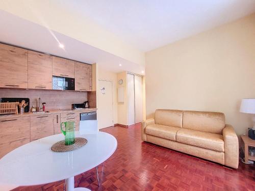 un salon avec un canapé et une table dans l'établissement Nestor&Jeeves - KRIBI - Central, à Nice