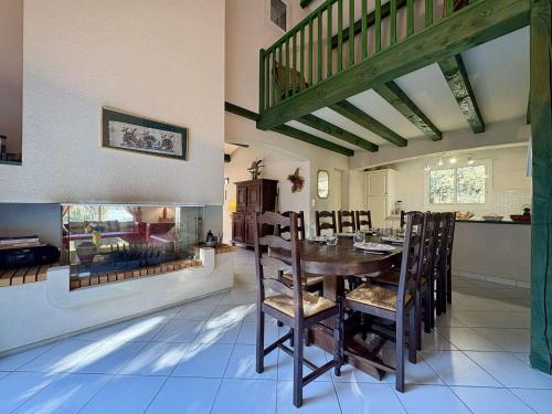 une salle à manger avec une table et une cheminée dans l'établissement Maison 4 pièces à Saint-Georges-d'Oléron, proche plage - FR-1-246A-347, à Saint-Georges-dʼOléron