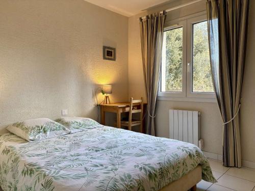 une chambre avec un lit et une fenêtre dans l'établissement Maison 4 pièces à Saint-Georges-d'Oléron, proche plage - FR-1-246A-347, à Saint-Georges-dʼOléron