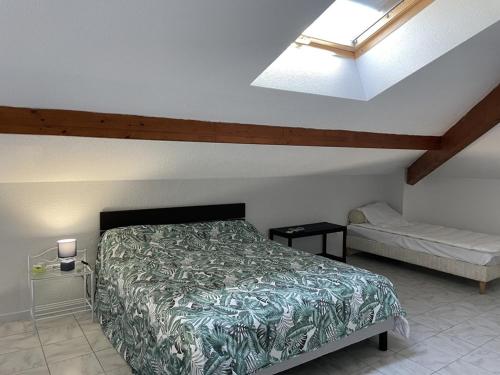 une chambre avec un lit et une lucarne dans l'établissement T2 Mezzanine, 5 Pers, Face Océan à Vieux-Boucau - FR-1-379-180, à Vieux-Boucau-les-Bains