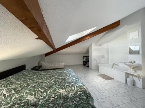 - une chambre mansardée avec un lit et un lavabo dans l'établissement T2 Mezzanine, 5 Pers, Face Océan à Vieux-Boucau - FR-1-379-180, à Vieux-Boucau-les-Bains