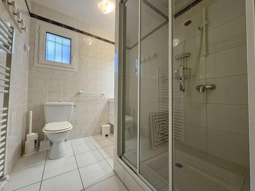 une salle de bain avec toilettes et douche en verre dans l'établissement Maison 4 pièces à Saint-Georges-d'Oléron, proche plage - FR-1-246A-347, à Saint-Georges-dʼOléron