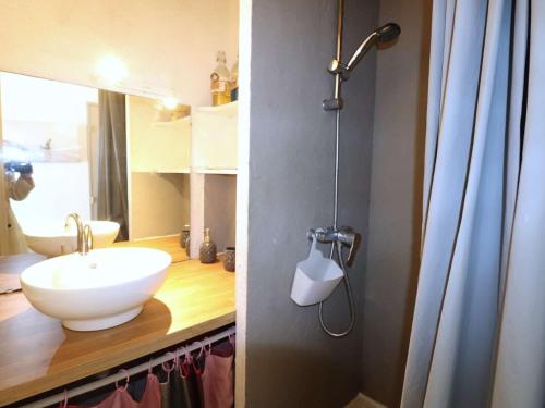 une salle de bain avec un lavabo blanc et une douche dans l'établissement Studio Cabine avec Terrasse, Piscine et Parking sécurisé - FR-1-307-282, au Grau-du-Roi