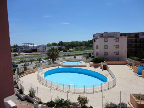 - une vue sur la grande piscine dans l'établissement Studio Cabine avec Terrasse, Piscine et Parking sécurisé - FR-1-307-282, au Grau-du-Roi