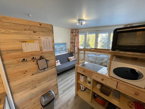 Cette chambre dispose d'une télévision et d'un salon. dans l'établissement Coquet T2 au coeur du Lioran - FR-1-787-120, à Laveissière