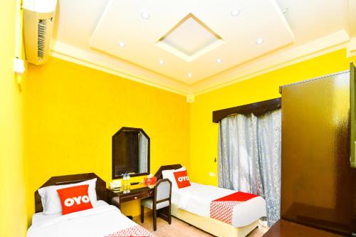 Postel nebo postele na pokoji v ubytování OYO 137 Marina Hotel