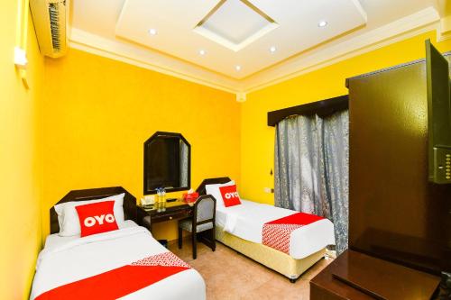 Postel nebo postele na pokoji v ubytování OYO 137 Marina Hotel