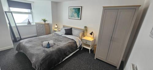 Ένα ή περισσότερα κρεβάτια σε δωμάτιο στο Modern, Spacious, Central 2-Bed Plymouth Apartment