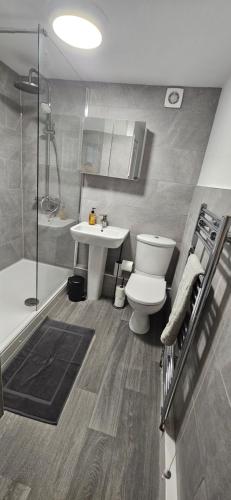 Ένα μπάνιο στο Modern, Spacious, Central 2-Bed Plymouth Apartment