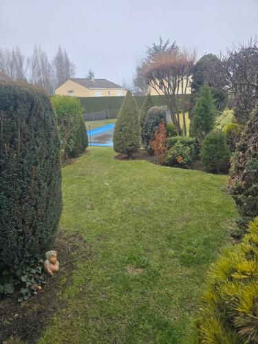 une cour avec des buissons et une piscine dans une maison dans l'établissement Cal Más de la Vanera, à Nahuja