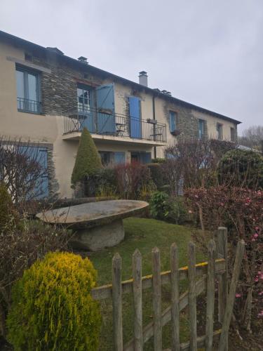 un bâtiment avec un banc devant une cour dans l'établissement Cal Más de la Vanera, à Nahuja