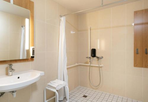 Koupelna v ubytování B&B HOTEL Auray Carnac