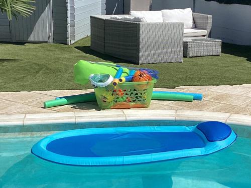 a blue inflatable toy in a swimming pool at Chambre d'hôtes la Maximinoise à 5mn de Chantilly et à proximité de Senlis et autoroute A1,Parc Astérix, Pierrefonds, Compiegne, Aéroport Roissy Charles de Gaulle in Saint-Maximin