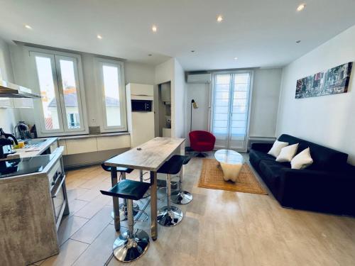 une cuisine et un salon avec une table et un canapé dans l'établissement Nestor&Jeeves - PALAIS LASCARIS - Port, à Nice