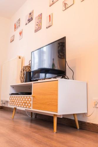 un téléviseur à écran plat posé sur une commode dans l'établissement Découvrez le charme du duplex pour 2 personnes, à Châlons-en-Champagne