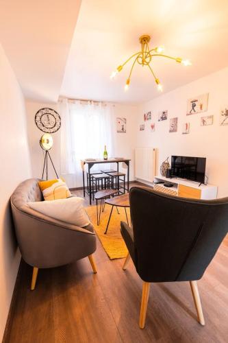 un salon avec un canapé et une table dans l'établissement Découvrez le charme du duplex pour 2 personnes, à Châlons-en-Champagne