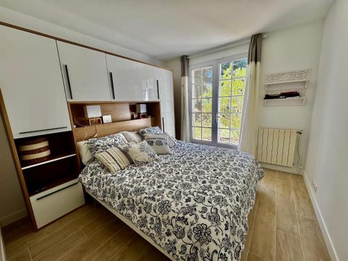 une chambre avec un lit et une fenêtre dans l'établissement Magnifique villa avec piscine village à pied, à Éguilles