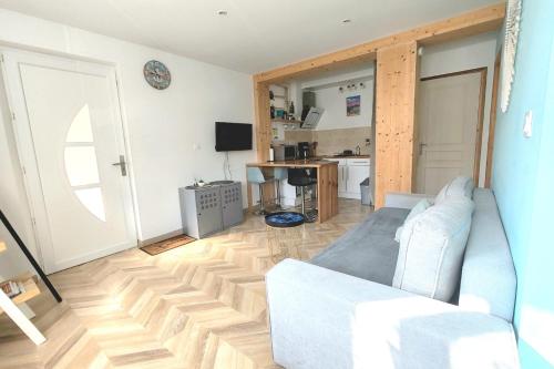 - un salon avec un canapé et du parquet dans l'établissement L'ambraga 1 bedroom - near beach, à Saint-Malo
